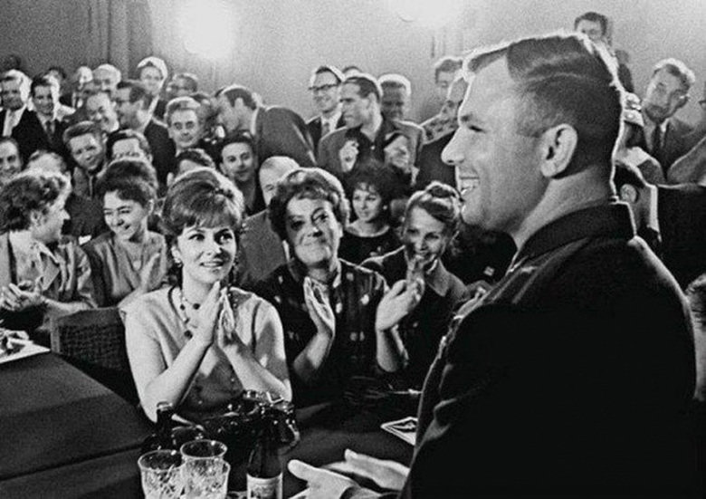 35 hisorical pictures. 1000 years old felled tree in California Nikita Khrushchev and president of Indonesia Haji Muhammad Soeharto Ladimir Putin 1970 4 year ol